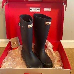 Navy blue Hunter boots w/ the box